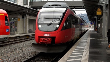 Zug der ÖBB steht am Bahnhof in Lindau | Bild: BR/Steffen Armbruster