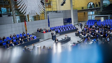 02.12.2022, Berlin: Die Bundestagsabgeordneten kommen im Plenum zur Sitzung zusammen Thema ist die 2./3. Lesung des Chancen-Aufenthaltsrechts und die Beschleunigung von Asylverfahren. | Bild: dpa-Bildfunk/Kay Nietfeld