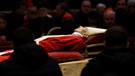 Der aufgebahrte Leichnam von Benedikt XVI. im Petersdom | Bild: pa/dpa