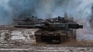 Kampfpanzer der Bundeswehr vom Typ "Leopard 2A6" fahren bei der Informationslehrübung Landoperationen 2019 über den Übungsplatz. | Bild: picture alliance/dpa | Philipp Schulze