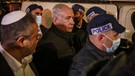 Israelischer Ministerpräsident Benjamin Nethanjahu besucht den Tatort in Ost-Jerusalem | Bild: dpa-Bildfunk Oren Ziv