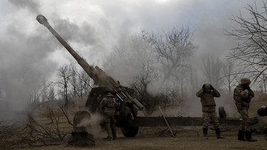 Ukrainische Soldaten feuern in der Region Donezk eine Haubitze ab | Bild: pa / dpa / Mustafa Ciftci