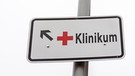 Wegweiser an einem bayerischen Klinikum, montiert an einem Laternenpfahl | Bild: BR/Leon Baatz
