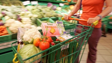 Einkaufswagen gefüllt mit Bio-Lebensmitteln im Bio-Supermarkt | Bild: picture alliance / photothek | Ute Grabowsky