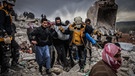 06.02.2023, Syrien, Harem: Zivilisten und Mitglieder des syrischen Zivilschutzes führen Such- und Rettungsmaßnahmesuchen in den Trümmern eines zerstörten Gebäudes durch. In der Türkei und in Syrien sind infolge der starken Erdbeben mindestens 2300 Menschen getötet worden. Foto: Anas Alkharboutli/dpa +++ dpa-Bildfunk +++ | Bild: dpa-Bildfunk/Anas Alkharboutli