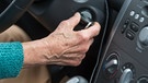 Symbolbild: Senioren im Straßenverkehr | Bild: dpa-Bildfunk/Patrick Pleul