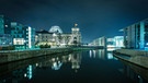 Regierungsviertel mit Spree bei Nacht. | Bild: stock.adobe.com/Giso Bammel