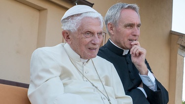 Papst Benedikt XVI. em. und sein Privatsekretär Erzbischof Georg Gänswein im September 2019 im Vatikan. | Bild: BR/Vittorio Zannelli