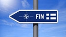 Wegweiser mit der Fahne von Finnland und Zeichen der NATO | Bild: picture alliance / CHROMORANGE | Christian Ohde