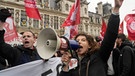 Demonstranten protestieren vor dem Pariser Rathaus.  | Bild: dpa-Bildfunk/Lewis Joly
