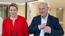 Franziska Giffey (SPD), Regierende Bürgermeisterin, und Kai Wegner, Vorsitzender der CDU Berlin, stehen nach einem Pressetermin  zusammen.  | Bild: dpa-Bildfunk/Monika Skolimowska