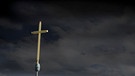 Kreuz vor Wolkenhimmel, Symbolbild für Missbrauch in der Kirche | Bild: picture alliance / imageBROKER | Martin Moxter