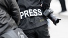 Ein Fotoreporter trägt bei einer Demonstration einen Aufnäher "PRESS", um sich als Journalist zu kennzeichnen. | Bild: dpa-Bildfunk/Markus Scholz