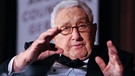Der ehemalige Außenminister der USA, Henry Kissinger, 2014 in New York. Der in Deutschland geborene Kissinger wurde 1969 Nationaler Sicherheitsberater in den USA, 1973 dann Außenminister. Er arbeitete unter den zwei Präsidenten Nixon und Ford. Kissinger machte sich einen Namen mit der US-Geheimdiplomatie während der 1970er Jahre in Verhandlungen mit China und Vietnam. 1973 erhielt er den Friedensnobelpreis. | Bild: dpa-Bildfunk/Britta Pedersen