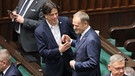 PO-Präsident Donald Tusk (M-R) und KO-Abgeordneter Tomasz Glogowski (M-L) im Sejm-Saal im Parlament. | Bild: dpa-Bildfunk/Pawel Supernak