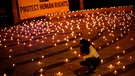 Amnesty International hält 2021 eine Mahnwache für Menschenrechte in Portugal.  | Bild: dpa-Bildfunk/Francisco Seco