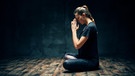 Symbolbild: junge Frau beim Yoga | Bild: picture alliance / Zoonar | Viktor Gladkov