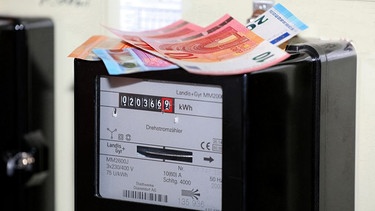Geldscheine liegen auf einem Stromzähler | Bild: pa/pressefoto_korb/Micha Korb