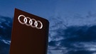 Audi-Logo mit dunklen Wolken | Bild: pa/dpa