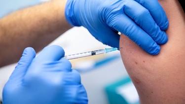 Eine Impfung wird mit einer Spritze durchgeführt. | Bild: BR