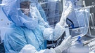 Laborantinnen bei Biontech simulieren Arbeitsschritte bei der Herstellung eines Corona-Impfstoffes. | Bild: dpa-Bildfunk/Boris Roessler