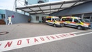 Krankenwagen stehen vor der Notaufnahme einer Klinik | Bild: dpa-Bildfunk/Armin Weigel