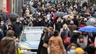 Eine dicht gedrängte Menschenmenge und ein Streifenwagen der Polizei bewegen sich über eine Einkaufsstraße | Bild: dpa-Bildfunk/Bernd Thissen