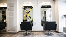 Innenansicht eines Friseursalons mit einem abgesperrten Platz neben dem Platz für einen Kunden.. | Bild: pa/dpa/Fotostand/K. Schmitt