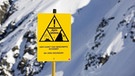 Lawinenschild warnt vor alpinen Gefahren | Bild: picture alliance/imageBROKER