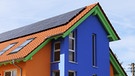 Wohnhaus mit besonders schönem Fassadenanstrich, aufgenommen in der Südpfalz | Bild: picture alliance / CHROMORANGE | Udo Herrmann