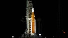 Die SLS-Rakete befindet sich auf der Startrampe am Kennedy Space Center in Florida. Sie wird gerade mit flüssigem Sauerstoff und mit flüssigem Stickstoff betankt.  | Bild: picture alliance / Consolidated News Photos | Joel Kowsky - NASA via CNP