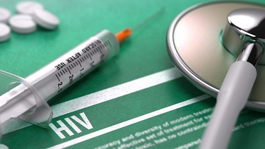Tabletten, Spritze und Stethoskop auf grünem Hintergrund mit dem Schriftzug HIV. | Bild: colourbox.de