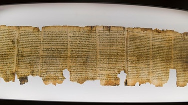 Vor 75 Jahren entdeckt, aber wesentlich älter: Die Schriftrollen von Qumran, heute ausgestellt im Israel-Museum in Jerusalem. | Bild: Picture Alliance/Bildagentur-online/Schöning/Bildagentur-online/Schöning