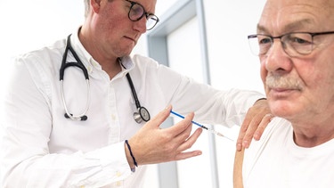 Ein Arzt verabreicht einem Patienten eine Spritze (gestellte Szene) | Bild: picture alliance / dpa-tmn | Benjamin Nolte
