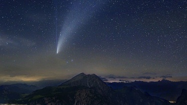 Der Komet Neowise über den Dolomiten im Juli 2020. Der für 2024 erwartete Komet C/2023 A3 Tsuchinshan-Atlas könnte noch viel heller werden. | Bild: Norbert Scantamburlo