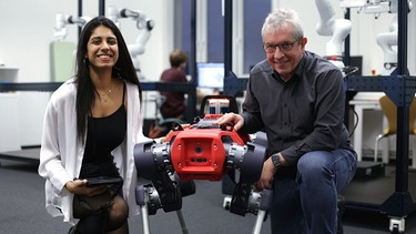 Maya Sitaram und Professor Wolfram Burgard, in der Mitte der Roboter "Pixie". | Bild: BR/Isabel Pogner