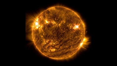 Aufnahme der Sonnenoberfläche mit mehreren Sonneneruptionen, aufgenommen vom Solar Dynamics Observatory (SDO) der NASA im Jahr 2022 | Bild: NASA/SDO