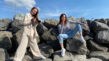 Waren als Fotografin und Model gut im Geschäft: Anastasia und Iurianna aus der Westukraine.  | Bild: BR/ Astrid Uhr