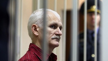 Menschenrechtsaktivist Ales Bjaljazki während einer Gerichtsverhandlung in Minsk im Jahr 2011. | Bild: picture alliance / dpa | Tatyana Zenkovich