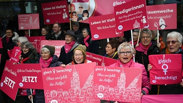 Frauen der Katholischen Frauengemeinschaft Deutschlands (kfd) demonstrieren am Rande der Synodalversammlung mit Kreuzen und Plakaten für Gleichberechtigung. | Bild: picture alliance/ dpa 