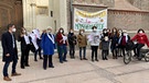 Münchner Reformgruppen fordern vor dem Münchner Dom mehr Rechte für Frauen  | Bild: BR/ Elisabeth Möst