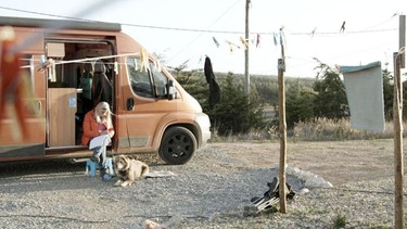Kerstin Thiel mit ihrem Begleiter Lenny vor ihrem Campingbus.  | Bild: WDR/ Timm Lange