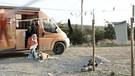 Kerstin Thiel mit ihrem Begleiter Lenny vor ihrem Campingbus.  | Bild: WDR/ Timm Lange