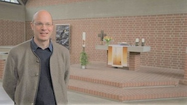 Setzt sich für erneuerbare Energie in seiner Gemeinde ein: Pfarrer Michael Lorenz von der evangelischen Dietrich-Bonhoeffer-Kirche.  | Bild: BR