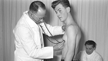 Bis heute ein wichtiges Untersuchungsinstrument der Mediziner: Das Stethoskop, hier Arzt bei der Untersuchung eines Wehrpflichtigen im Jahr 1957. | Bild: picture alliance / Klaus Heirler