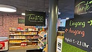 Regale mit Lebensmitteln stehen im Supermarkt "Tante M" in Parkstein. | Bild: BR/Margit Ringer