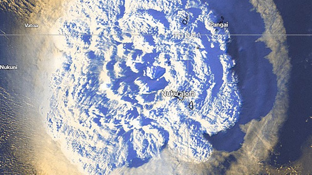 Satellitenbild zeigt Ausbruch des unterseeischen Vulkans in der Nähe der Insel Tonga | Bild: dpa-Bildfunk