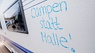 "Campen statt Malle" steht auf einem Camper. | Bild: dpa-Bildfunk/Christoph Soeder