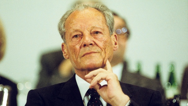 Willy Brandt, Altbundeskanzler, am 14.06.1987 beim SPD-Sonderparteitag in Bonn, wird zum SPD-Ehrenvorsitzenden auf Lebenszeit gewählt | Bild: picture-alliance/dpa