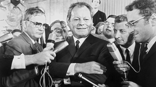 Der Vorsitzende der SPD, Bundesaußenminister und Vizekanzler Willy Brandt, bei einer Stellungnahme vor Journalisten am späten Abend in Bonn am Wahltag, dem 28.09.1969 | Bild: picture-alliance/dpa